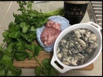 step1: 蠔仔- 用生粉洗２－３次
肉碎 - 用生抽、糖、生粉醃15分鐘
唐芹、芫荽蔥 - 切小段