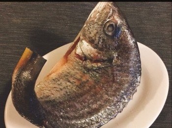 step1: 將鱸魚鱲冲洗凈，然後塗上一層薄薄的鹽，放入雪櫃冷藏2小時後取出，洗淨後抹乾，於魚身上的兩邊灑上一些麵粉後，備用。