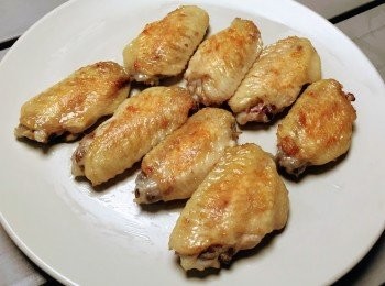 step2: 醬油、1湯匙糖及2湯匙本和香糖攪勻備用。可以白砂糖取代本和香糖。
燒熱油鑊，將<a href="https://bit.ly/3zHU5V3" target="_blank" data-keyword="雞翼" class="guide-link"><strong>雞翼</strong></a> <span style="display:inline-block;vertical-align:middle;margin-top:-3px;color:initial;border-radius:3px;padding:2px 3px;font-size:12px;line-height:14px;background:#87d300;color:#fff;">即買</span> 置於平底鑊中，以中火將<a href="https://bit.ly/3zHU5V3" target="_blank" data-keyword="雞翼" class="guide-link"><strong>雞翼</strong></a> <span style="display:inline-block;vertical-align:middle;margin-top:-3px;color:initial;border-radius:3px;padding:2px 3px;font-size:12px;line-height:14px;background:#87d300;color:#fff;">即買</span> 煎至金黃色。