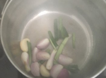 step4: 切段，蒜，紅蒽頭加到Thermos內膽爆炒