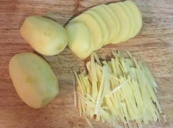 step2: 馬玲薯去皮後切片再切絲；接著用流動的水清洗，去除馬玲薯絲表面的澱粉，洗2-3次後，瀝乾即可。