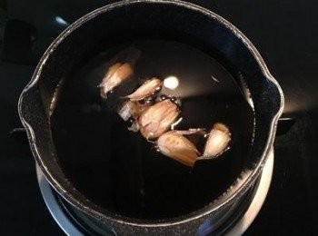 step10: 鍋貼醬汁製作，只需將蒜頭洗淨拍扁連皮一起與所有<span class="group_1">食材</span>放入鍋中煮滾，