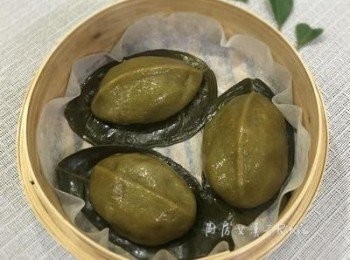 step16: 在蒸好的草仔粿上刷抹上少許的沙拉油保溼防沾喔!!!