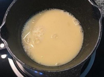 step2: 奶油和牛奶加溫到鍋邊起泡，
