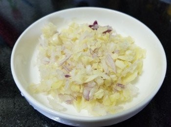 step1: 蒜頭，乾蔥