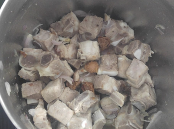 step2: 熱油鑊爆香排排 加入話梅(連浸話梅水)、生抽老抽、冰糖和水，