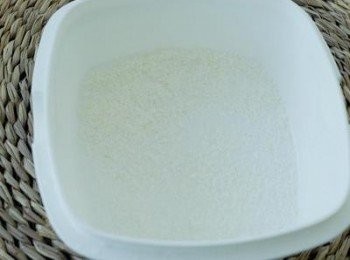 step1: 在容器內灑上椰絲，備用