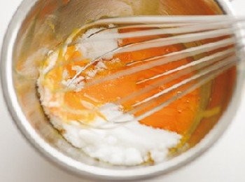 step3: 將2剩下的細砂糖加入蛋黃中，用打蛋器混拌。