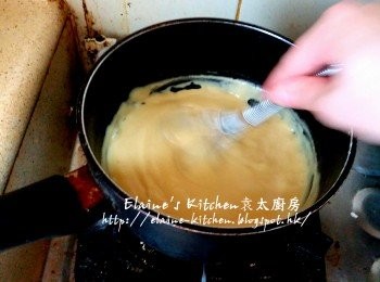 step3: 用中火煮至牛油溶化 , 加入之前的雞蛋吉士糊 , 用慢火一路拌勻一路慢慢煮至杰身