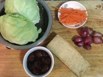 step1: <span class="group_1">食材</span>洗淨備用；香菇洗淨冷水泡軟；