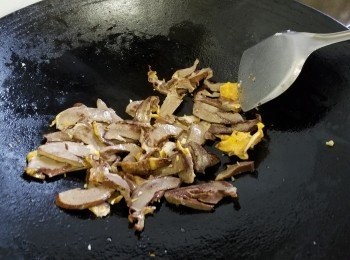 step7: 用少少鹽，蒜頭，乾蔥煎香備用