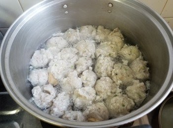 step8: 預備約 2.5 公升水，滾起後將鯪魚肉搓成球放入，滾 45 分鐘後取出，做另一做餸