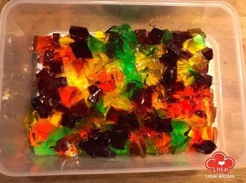 step7: 開始製作幻彩玻璃啫喱
將已切好的四色啫喱放入容器中