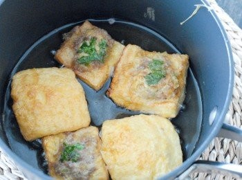 step5: 放入熱油鑊炸至兩面金黃色即成！