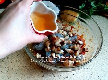 step6: 15分鐘後加入蟲草花 , 蝦肉 , 冬菇粒及適量冬菇水拌勻