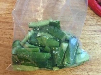 step3: 裝入保鮮袋中，加入一茶匙的鹽，並搖晃到出水後把水份倒掉；