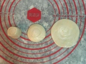 step14: 將對切後的麵糰，直接壓扁，並桿成小圓形。