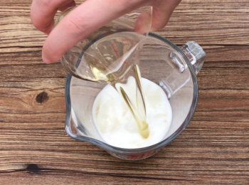 step1: 將牛奶，菜油及蛋拌勻備用。