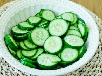 step1: 將青瓜切薄片，然後下一湯匙鹽，拌勻，靜置15分鐘。青瓜會有水份流出，澀乾水份 （令小黃瓜香脆的秘訣）