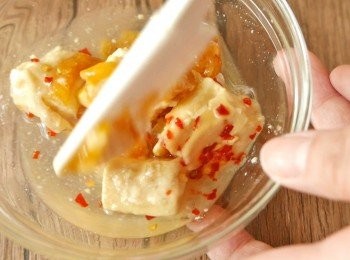 step3: 做醬汁的部份，把熱水加入糖中，攪拌至糖溶化。把糖水和酸梅加入腐乳中攪拌至順滑。