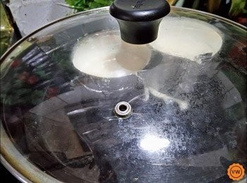 step13: 蓋上鍋蓋以小火燜烤，第一面約3-4分鐘左右翻面後，另一面再續烤3-4分鐘至兩面呈金黃色(可以竹籤或是探針插入後再抽出來做烤熟的測試，如果探針或是竹籤沒有沾黏生麵糊即可取出)。
因為要查看鬆餅的完成度，所以我改用家中的透明鍋蓋，好方便查看