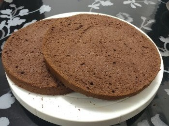 step10: 片去面層， 再橫切成兩薄片備用
**我用的是特製高身模 ； 比一般的模高約一吋， 所以可能你們只可放一片蛋糕， 請自行判斷