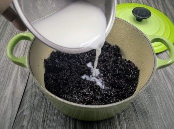 step5: 立即將熱紫米粒放進小煲內; 把預先調勻的紫米調味料倒進攪勻；