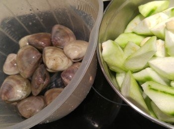 step1: 蜆外殼需洗擦乾淨, 勝瓜去皮切細舊。