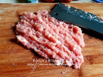 step1: 雞脾肉切粒再剁成蓉放入大碗內