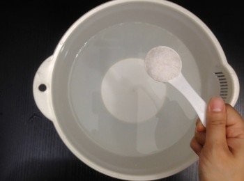 step1: 鹽一大匙＋水一大盤拌勻成淡鹽水