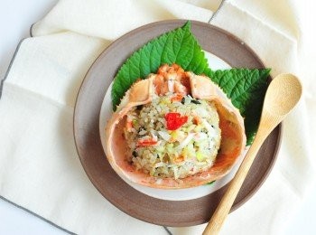 step3: 在一個炒鑊中，放一湯匙油，開中火，加入京葱、飯、蟹肉及蟹膏，炒勻，再加上芝麻，炒至熱透後，最後將有鹹味的紫菜，之前可用手弄碎或用剪刀剪至幼絲，加入飯中炒勻便可熄火，上碟