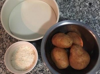 step1: 帕馬森起司蘑成粉狀備用；馬玲薯洗淨；烤具內部均勻抹上橄欖油，亦可以在底部墊一張烘焙紙更容易脫模。