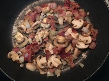 step10: 加入洋蔥和蘑菇，大火快炒，並用1/4茶匙的鹽和少許黑胡椒粉調味拌勻離火；