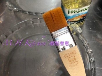step13: 用掃掃上少許菜油於蒸粉漿的器皿上