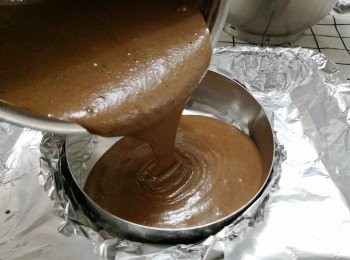 step8: 蛋糕漿倒進7吋模中, 放入預熱至180度焗約25分鐘或至熟透. 
**用長竹簽刺過蛋糕, 拔出時沒有蛋糕黏著, 蛋糕便熟透了.