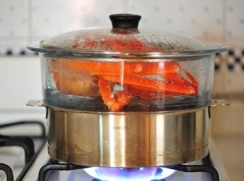 step2: 燒開一煲熱水, 上面放有透明蒸鍋，待水滾後，在蒸鍋內放入紅蟹，蒸20至25分鐘，直至熟透，取出放涼，拆肉及將蟹膏刮出來，備用