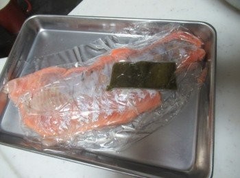 step2: 脫廚房紙,淋上白米醋抓勻貼昆布片,再貼上保鮮膜放冰箱靜置一個鐘頭.