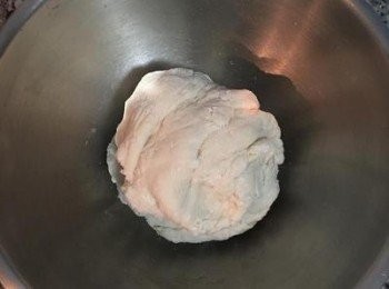 step4: 粗略的揉成糰即可，用保鮮膜蓋住鬆弛10分鐘。