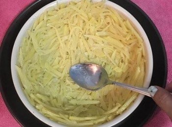 step5: 烤箱預熱到200度； 將馬玲薯鋪進烤模中，用湯匙壓緊，入烤箱烤15分鐘；