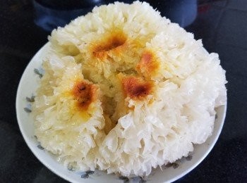 step3: 將煲湯後的雪耳取，稍為放涼