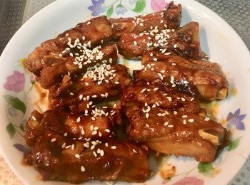 step4: 2小時後, 取出真空煲之內膽鍋，以小火煮25分鐘至汁稠身，加上蕃茄醬略炒, 灑上少許白芝麻, 上碟便成。