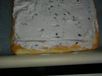 step5: 係頭壓1刀個不要開，可以開始卷。卷好用牛油紙包好放雪櫃雪硬少少就可以切食啦～