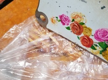 step5: 65g片糖用食物袋裝起,用刀背將片糖剁碎(此動作是加快煮溶片糖時間)
