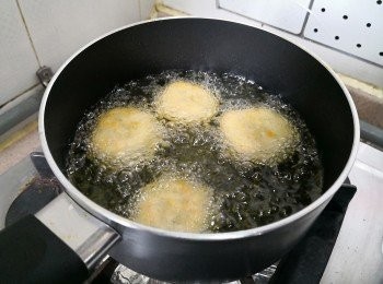 step13: 炸至熟透及金黃便可；