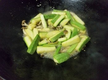step6: 先爆炒翠玉瓜，再放入鴻喜菇，魚片條快炒
