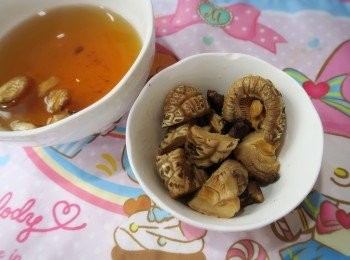 step6: 將已浸軟的乾冬菇去蒂，並切成小件；冬菇水（約半湯碗）要留下來備用。