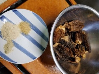 step2: 浸軟身的羊肚菌用醃料:香菇粉1茶匙,白胡椒粉1/4茶匙,砂糖半茶匙醃15分鐘以上待用