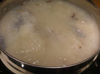 step7: 粥再滾後放泥鯭煮兩分鐘。