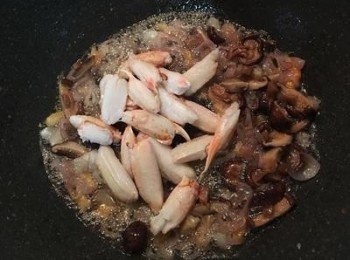 step9: 下蟹肉，少許鹽和白胡椒粉略炒後，用筷子挑出蟹肉備用；