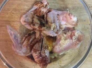 step3: 蒜頭拍扁去皮剁成泥放在雞翅上，打入全蛋並加入所有的<span class="group_2">醃料</span>；醬油不要下多，只是要有一點點顏色，否則容易把雞翅炸黑喔～